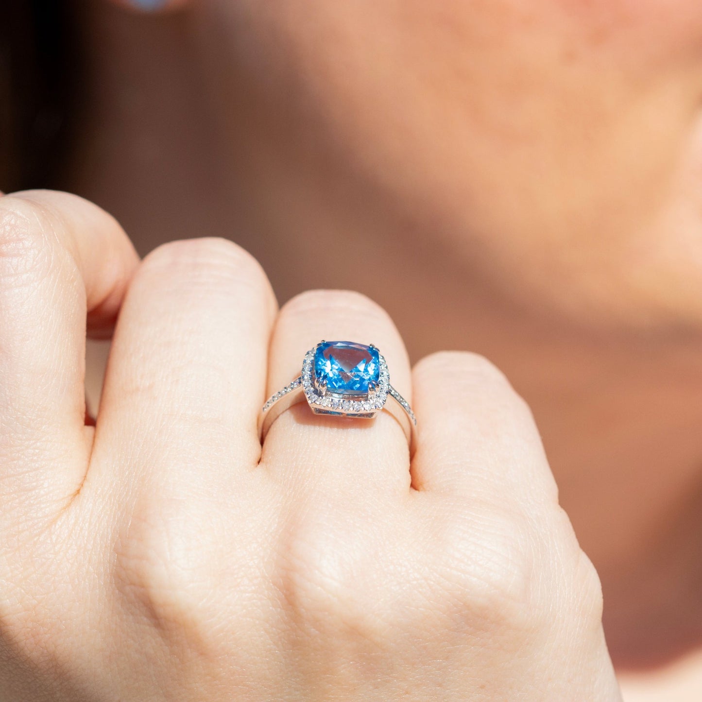 Bloom Diamantring i Hvitt Gull - 0.20ct tw/si Diamanter - 2.40ct Blå Topas - 14kt Gull (585)