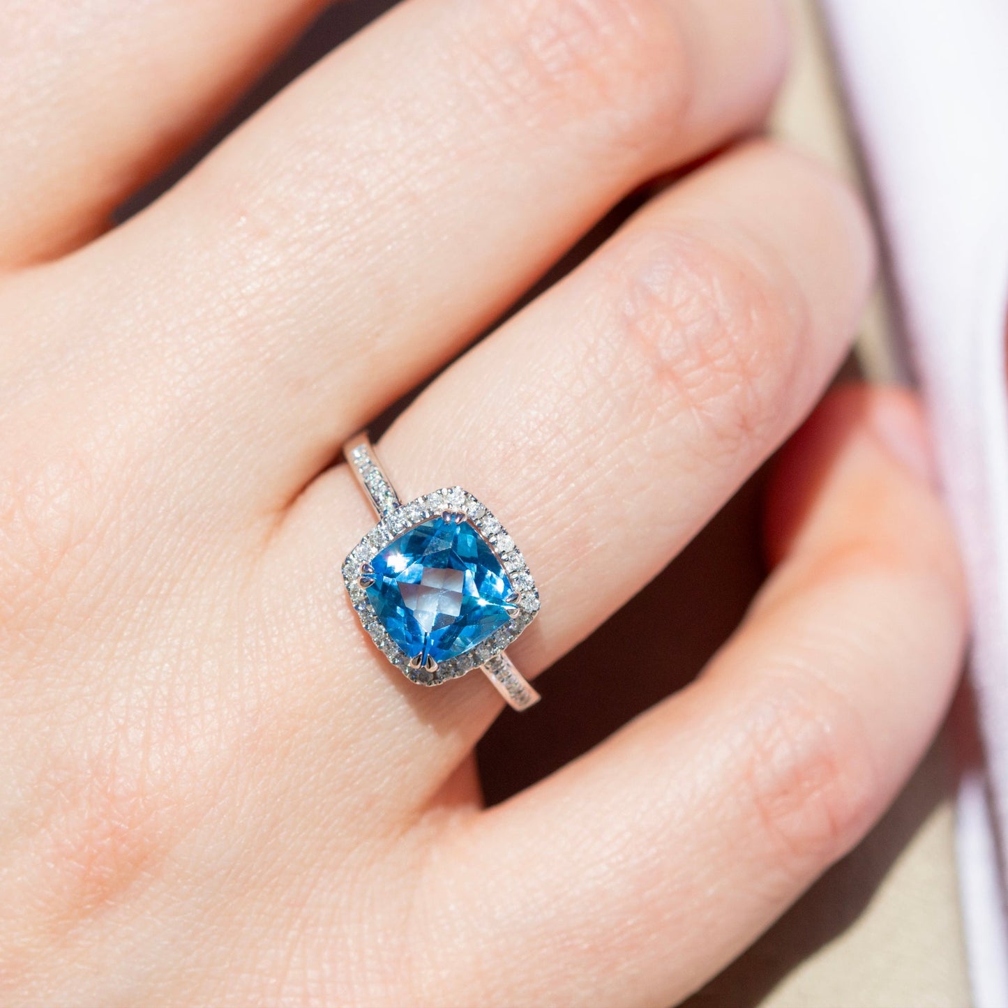 Bloom Diamantring i Hvitt Gull - 0.20ct tw/si Diamanter - 2.40ct Blå Topas - 14kt Gull (585)