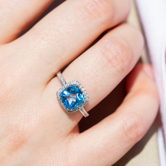 Bloom Diamantring i Hvitt Gull - 0.20ct tw/si Diamanter - 2.40ct Blå Topas - 14kt Gull (585)
