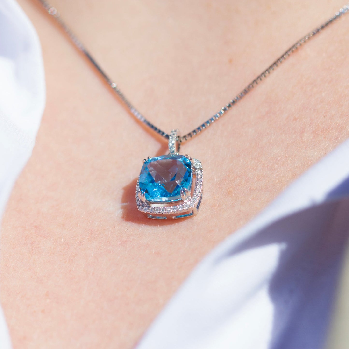 Bloom Diamantanheng i Hvitt Gull - 0.20ct tw/si Diamanter - 4.10ct Blå Topas - 14kt Gull (585)