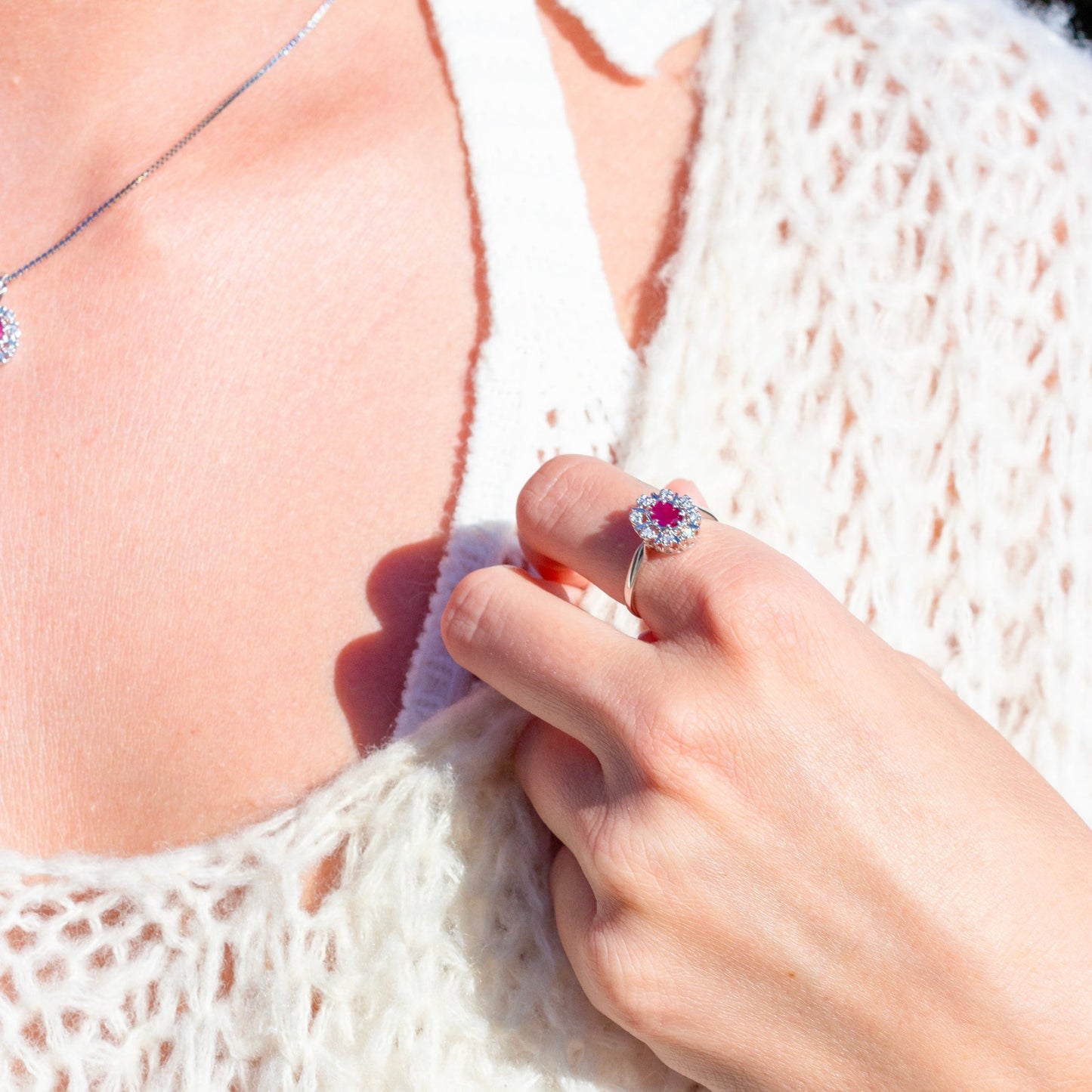 Diana Diamantring med rubin i hvitt gull, 0.08CT TWSI