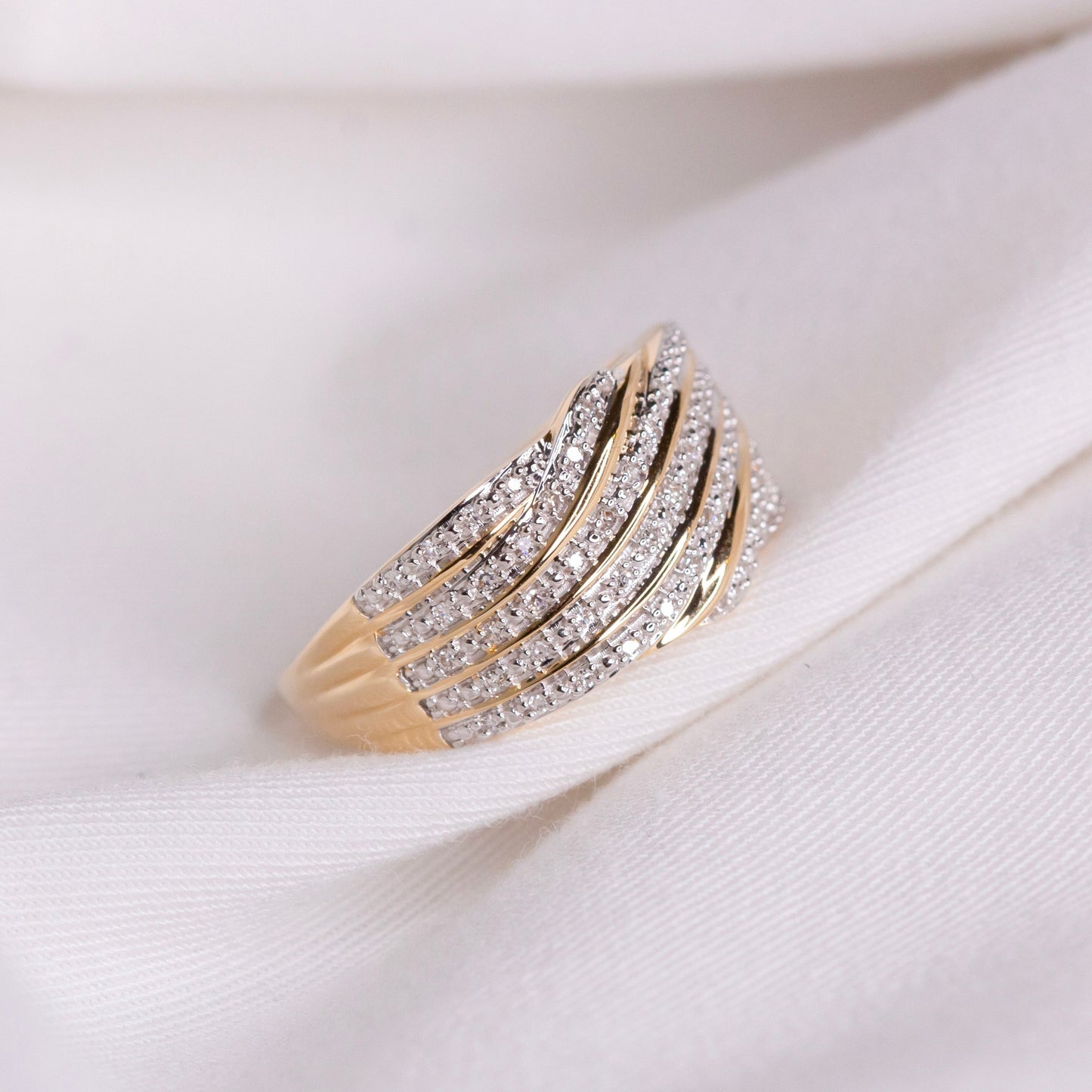 Diamantring i Gult eller Hvitt Gull (585) med 0.15ct TW/SI Diamanter