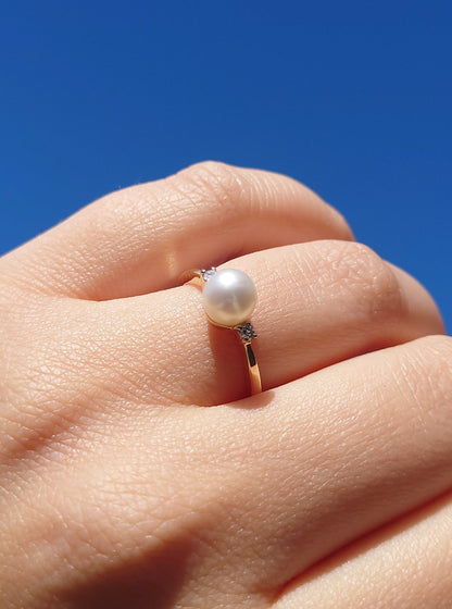 Perlering med diamant i gult gull, 7 mm, 0,08 CT TWSI