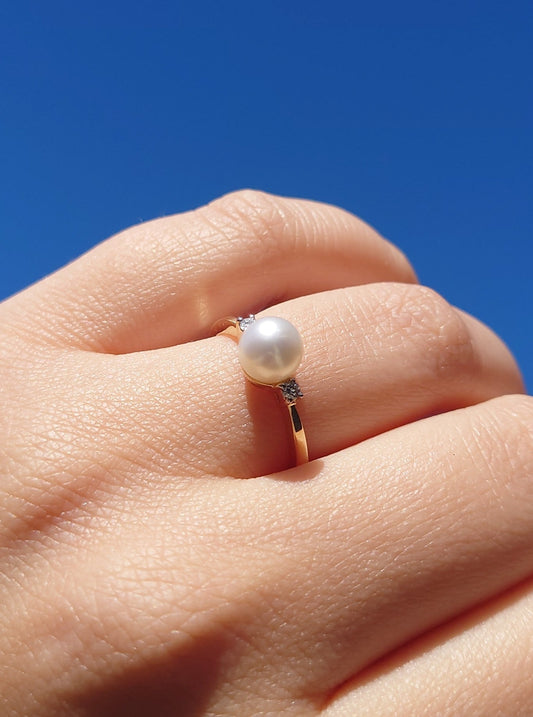 Perlering med diamant i gult gull, 7 mm, 0,08 CT TWSI