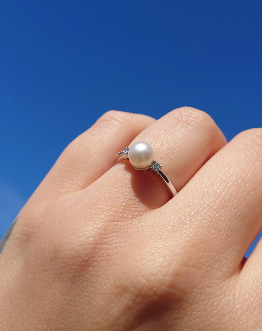 Perlering med diamant i hvitt gull, 7 mm, 0.08CT TWSI