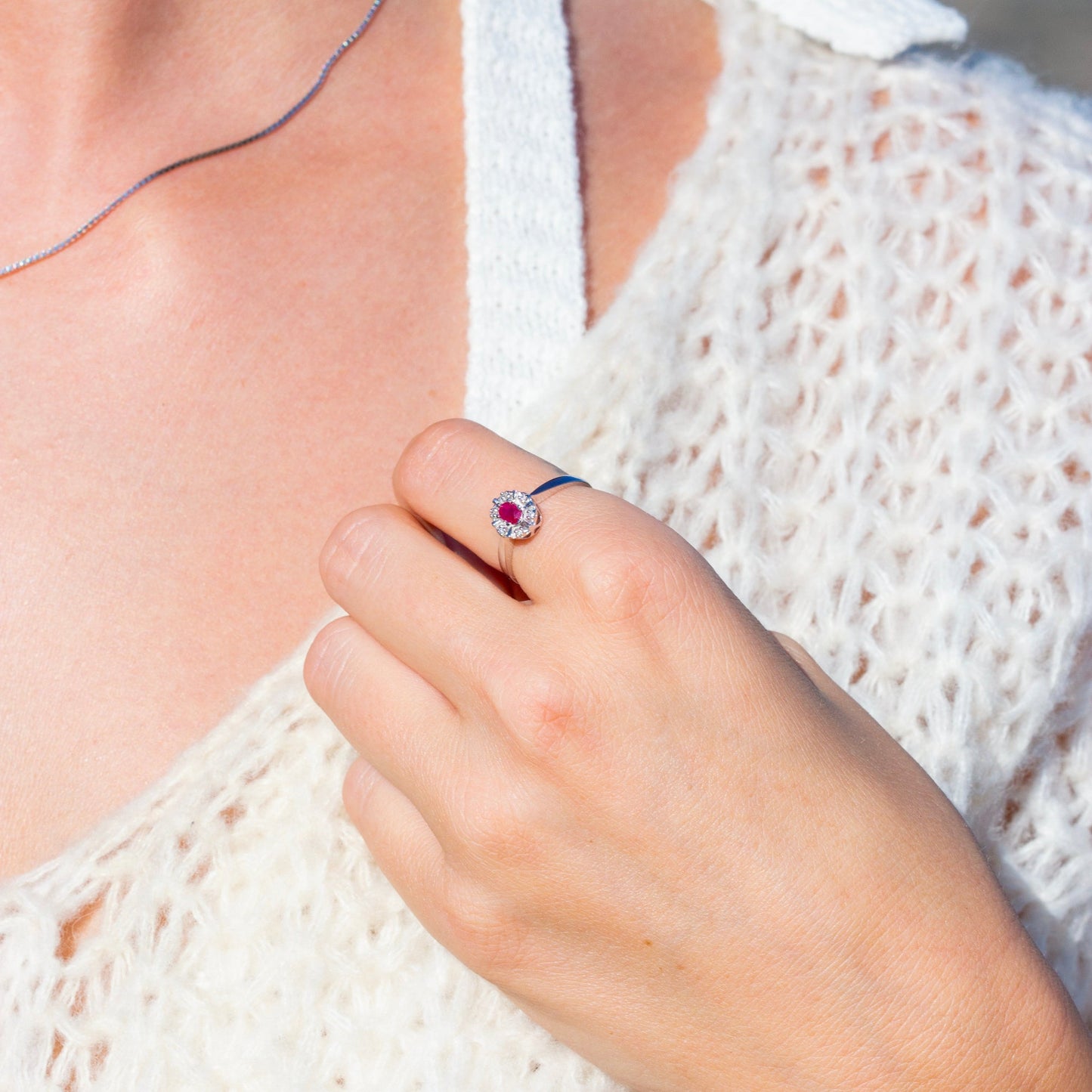 Diana Diamantring med rubin i hvitt gull, 0.03CT TWSI