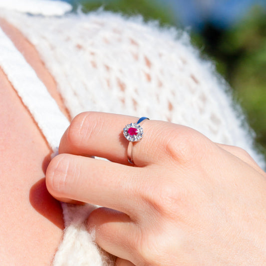 Diana Diamantring med rubin i hvitt gull, 0.03CT TWSI