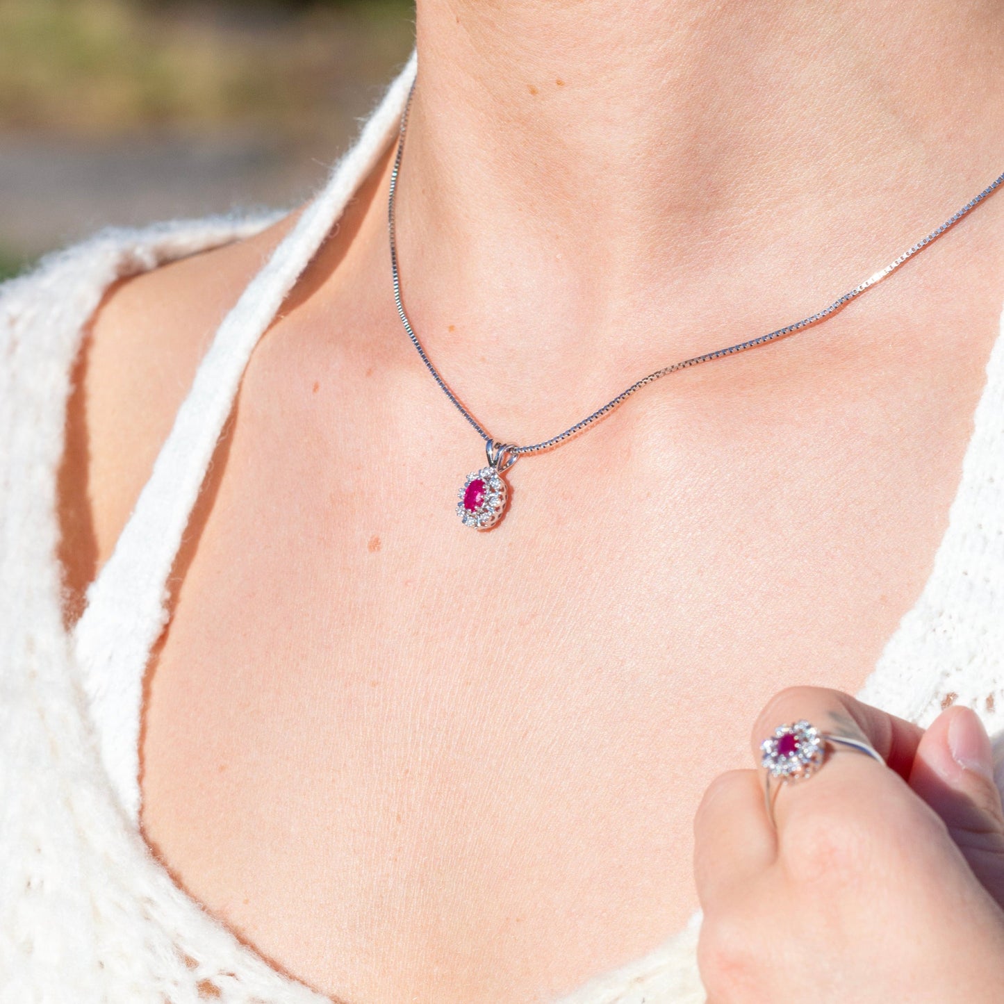 Diana Diamantanheng med rubin og diamanter 0,08ct TWSI