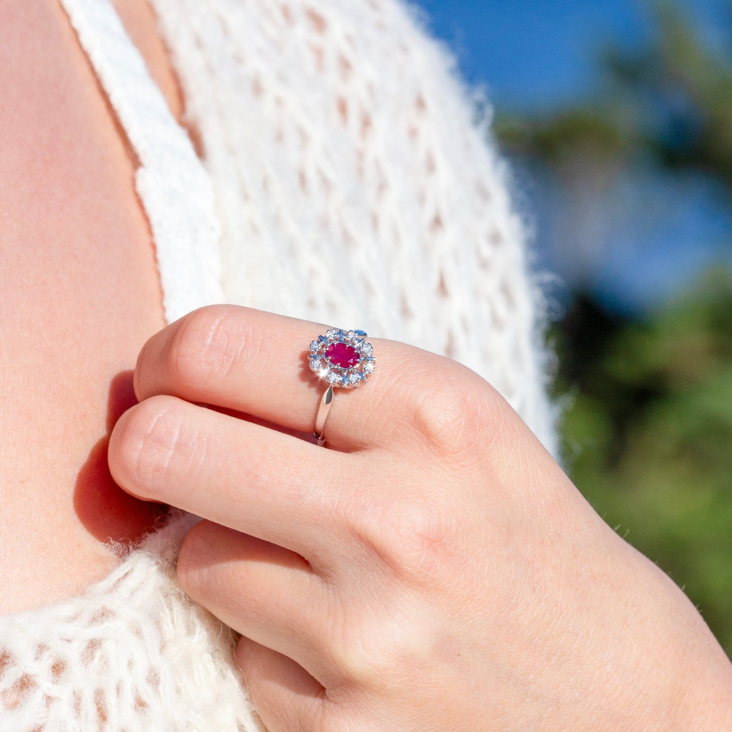 Diana Diamantring med rubin i hvitt gull, 0.08CT TWSI