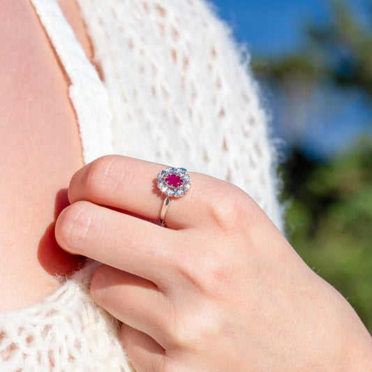 Diana Diamantring med rubin i hvitt gull, 0.08CT TWSI