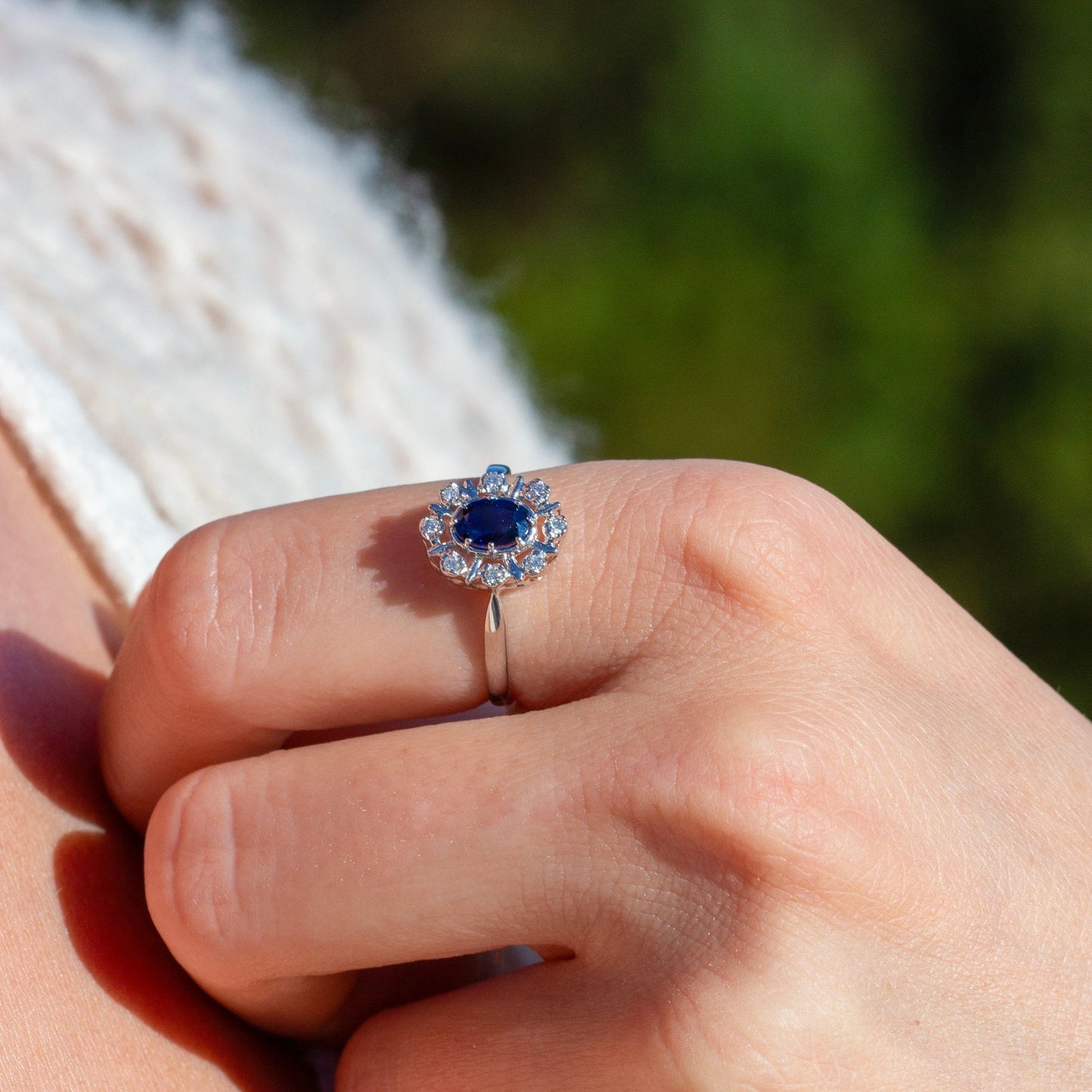 Diana Diamantring med safir i hvitt gull, 0.08CT TWSI