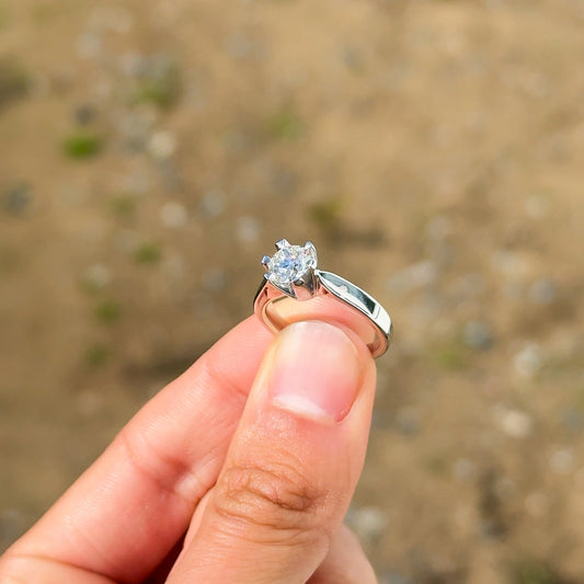 Victoria enstens diamantring i hvitt eller gult gull, 1.00CT TWSI -  Med Intenasjonalt Diamantsertifikat